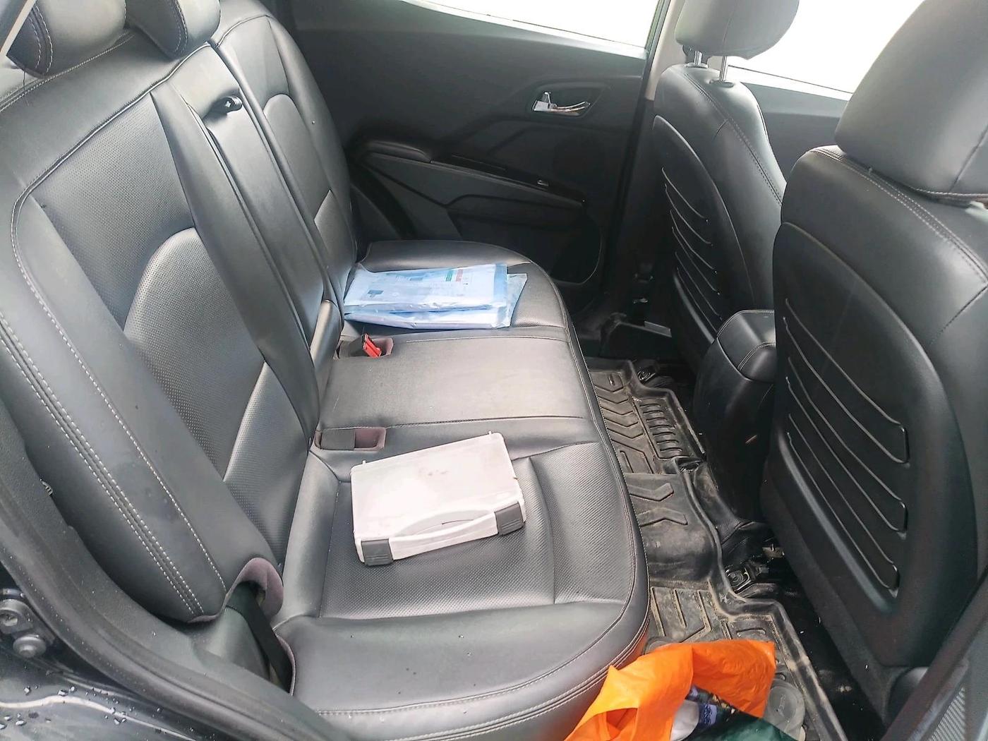 2023 Mahindra XUV300 W8 (O) 1.2 PETROL, Petrol, Manual, 88,295 km, interior