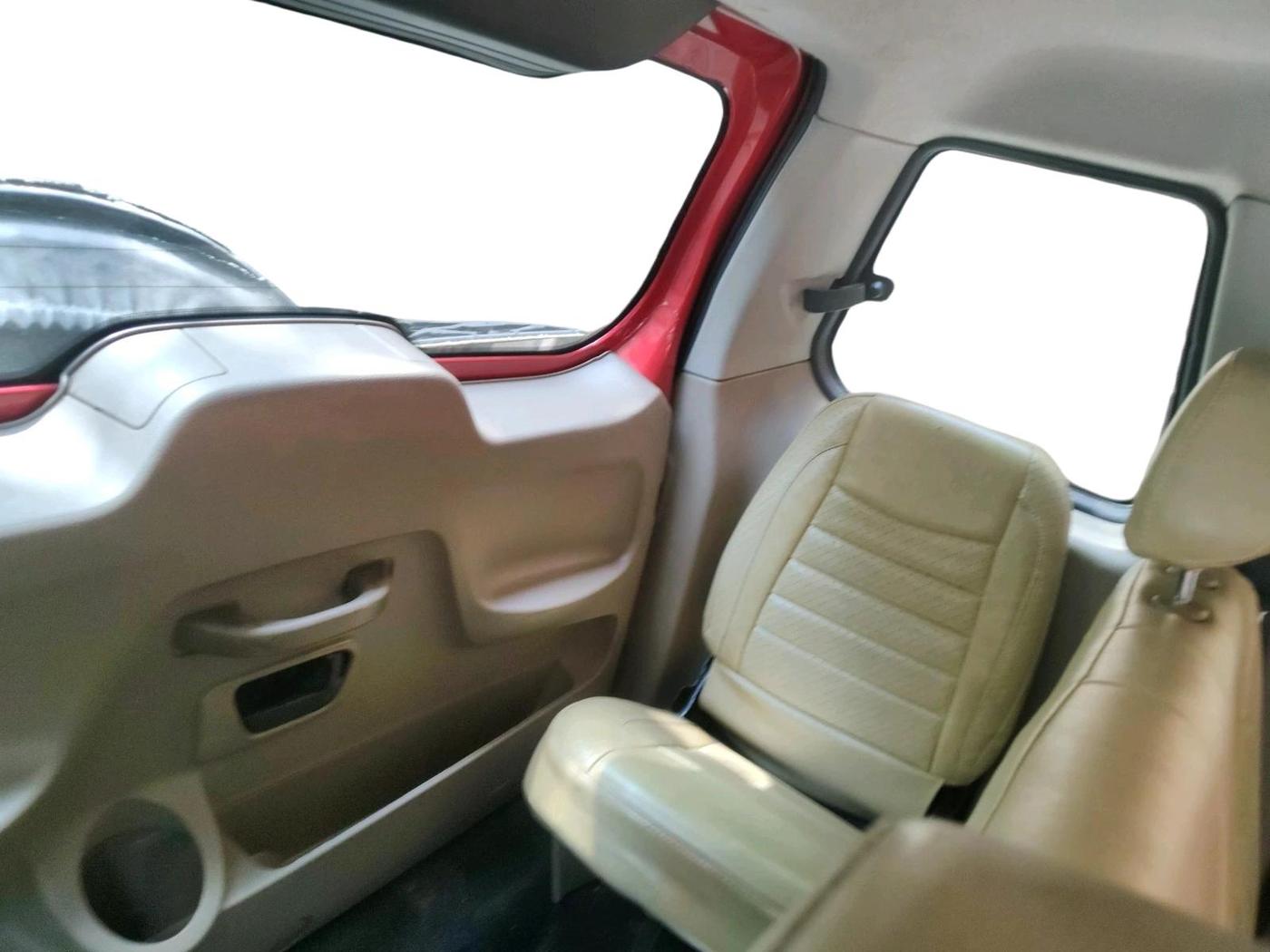 2016 Mahindra TUV300 T8, Diesel, Manual, 1,55,434 km, interior