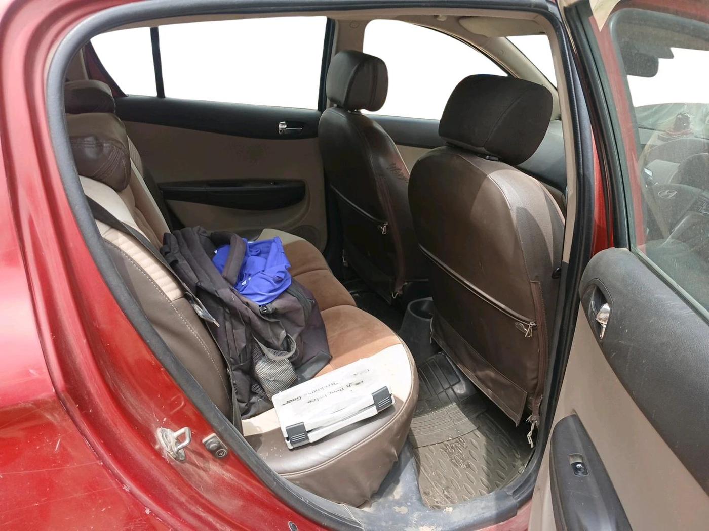 2012 Hyundai i20 SPORTZ 1.2, CNG, Manual, 1,02,396 km, interior