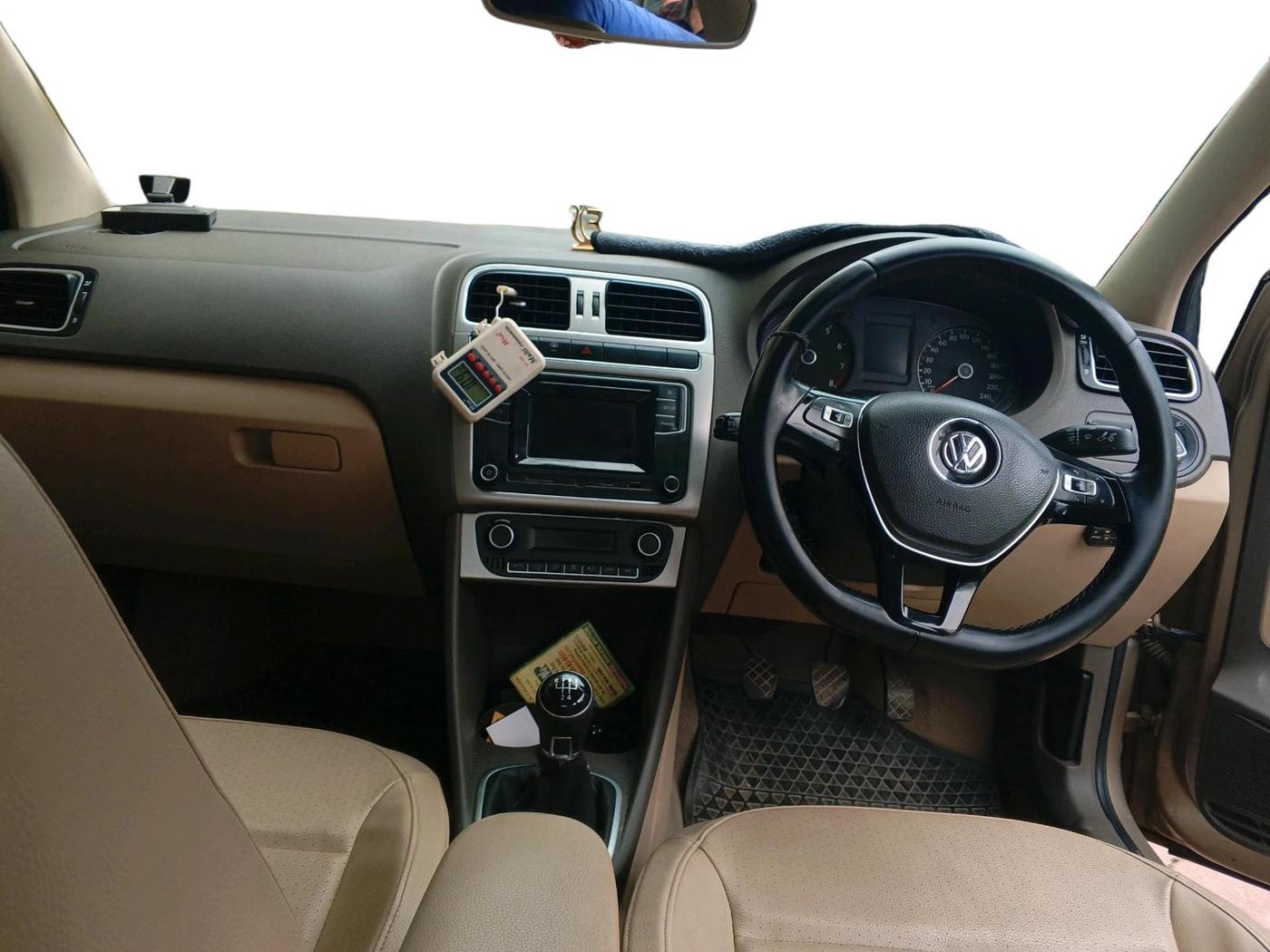 2016 Volkswagen Vento HIGHLINE 1.6 MPI, CNG, Manual, 1,24,187 km, interior