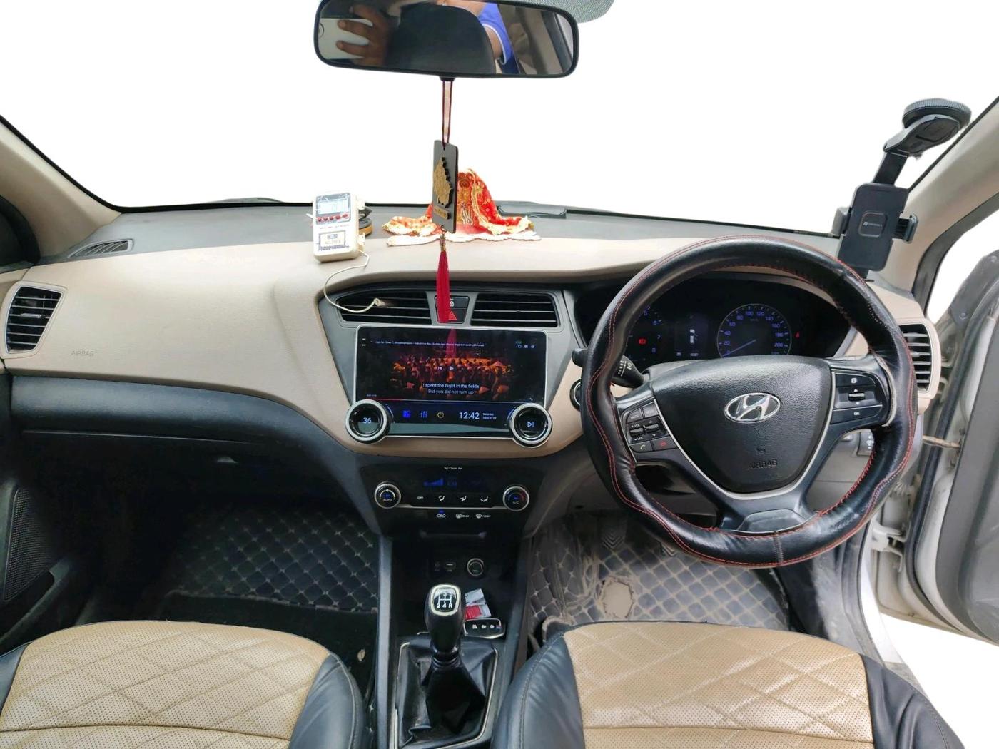 2015 Hyundai Elite i20 ASTA 1.2, CNG, Manual, 1,03,700 km, interior
