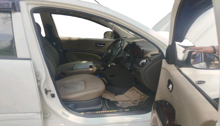 2013 Hyundai i10 MAGNA 1.2, CNG, Manual, 1,00,702 km, interior