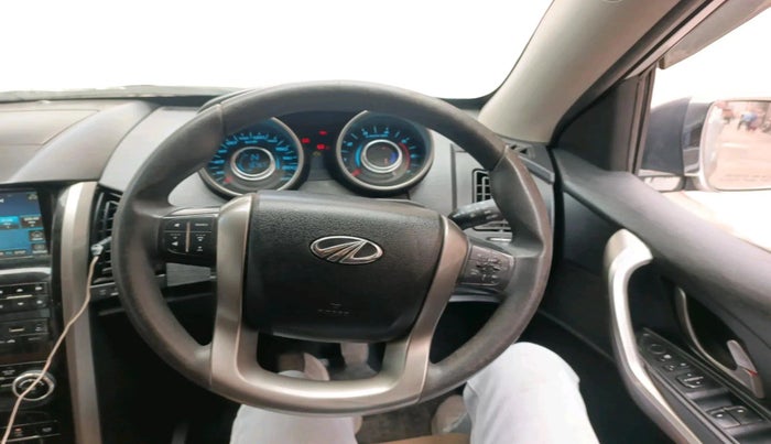 2019 Mahindra XUV500 W7, Diesel, Manual, 76,757 km, interior