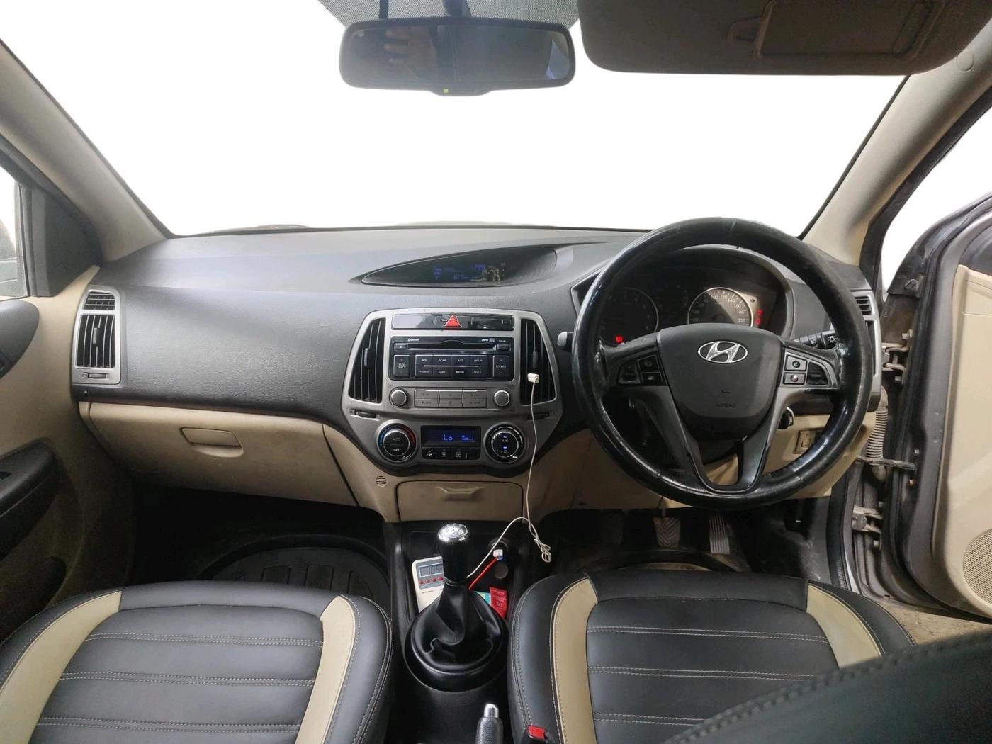2013 Hyundai i20 SPORTZ 1.2, CNG, Manual, 1,28,335 km, interior