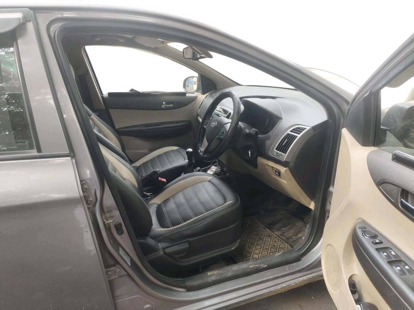 2013 Hyundai i20 SPORTZ 1.2, CNG, Manual, 1,28,335 km, interior