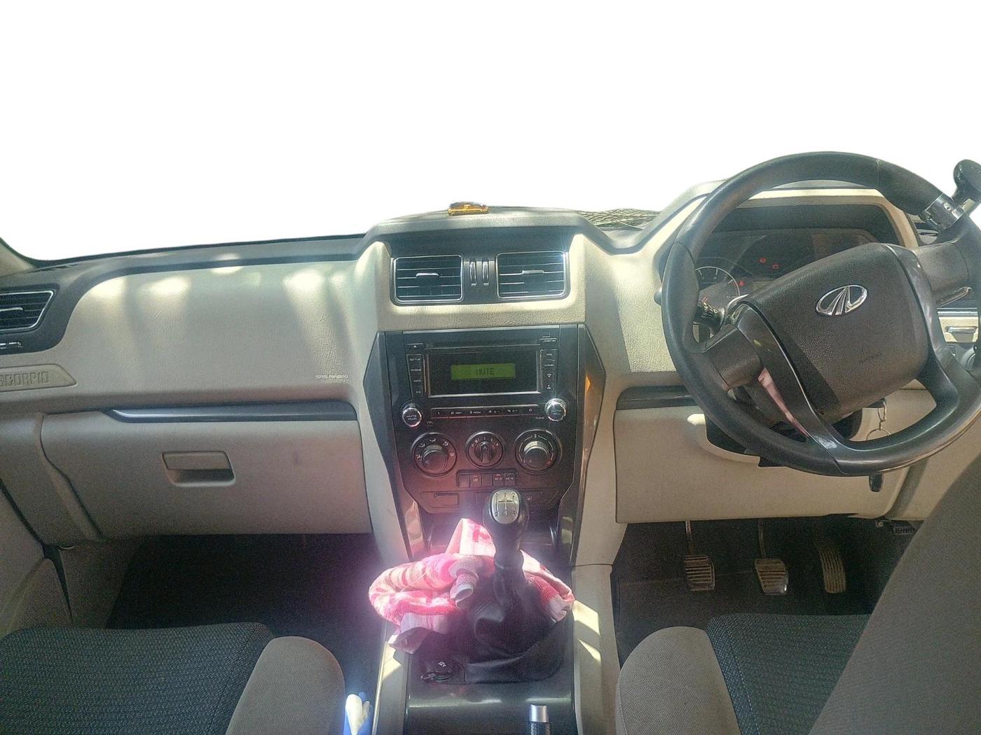 2017 Mahindra Scorpio S6 PLUS 1.99 INTELLI-HYBRID, Diesel, Manual, 35,193 km, interior