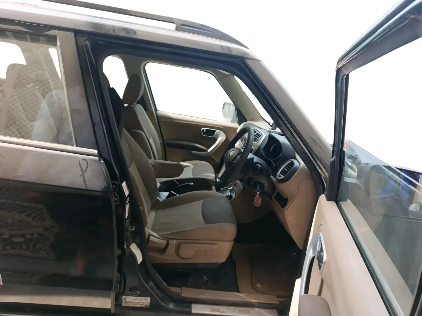 2016 Mahindra TUV300 T8 AMT, Diesel, Automatic, 1,07,269 km, interior