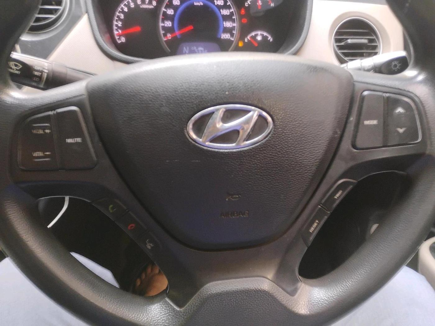 2017 Hyundai Grand i10 SPORTZ (O) AT 1.2 KAPPA VTVT, Petrol, Automatic, 96,080 km, interior