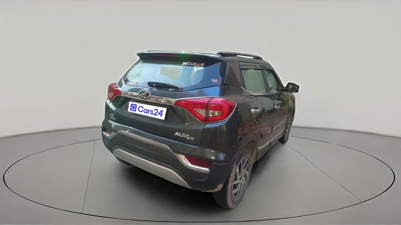 2022 Mahindra XUV300 W8 (O) 1.2 PETROL AMT, Petrol, Automatic, 41,731 km, exterior
