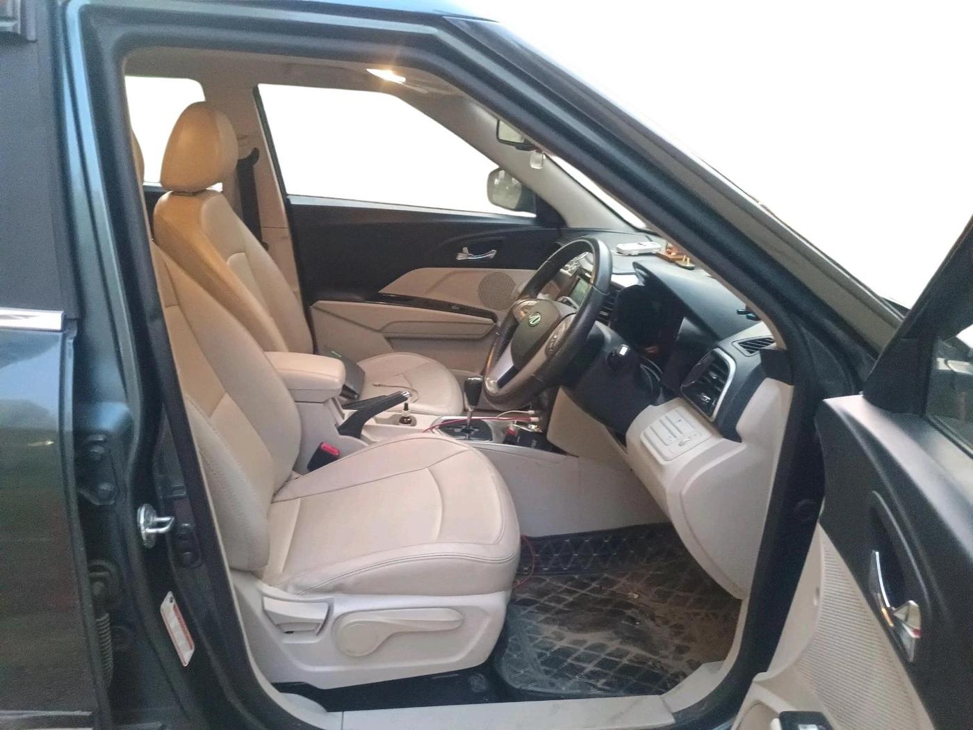2022 Mahindra XUV300 W8 (O) 1.2 PETROL AMT, Petrol, Automatic, 41,731 km, interior