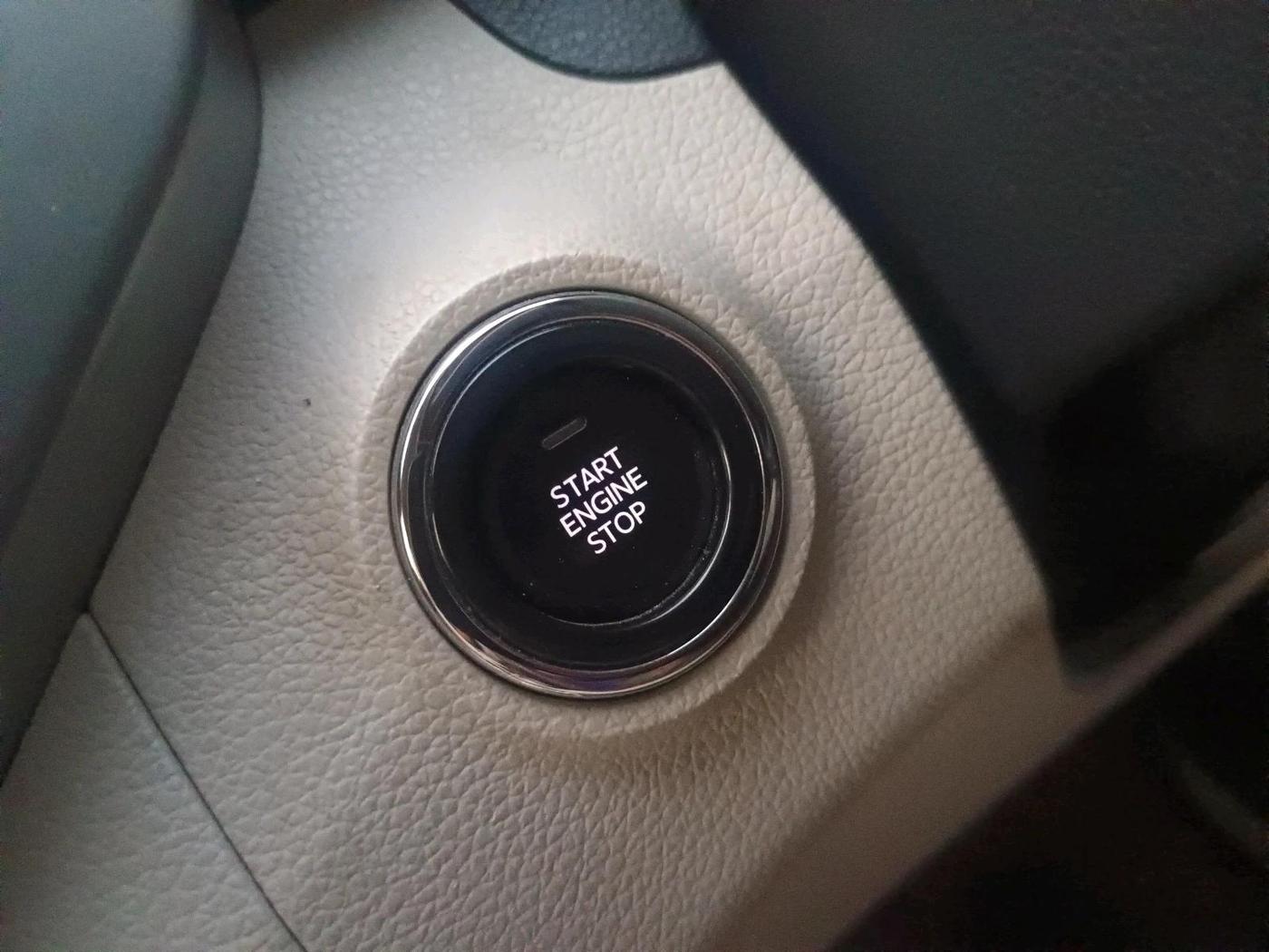 2022 Mahindra XUV300 W8 (O) 1.2 PETROL AMT, Petrol, Automatic, 41,731 km, interior
