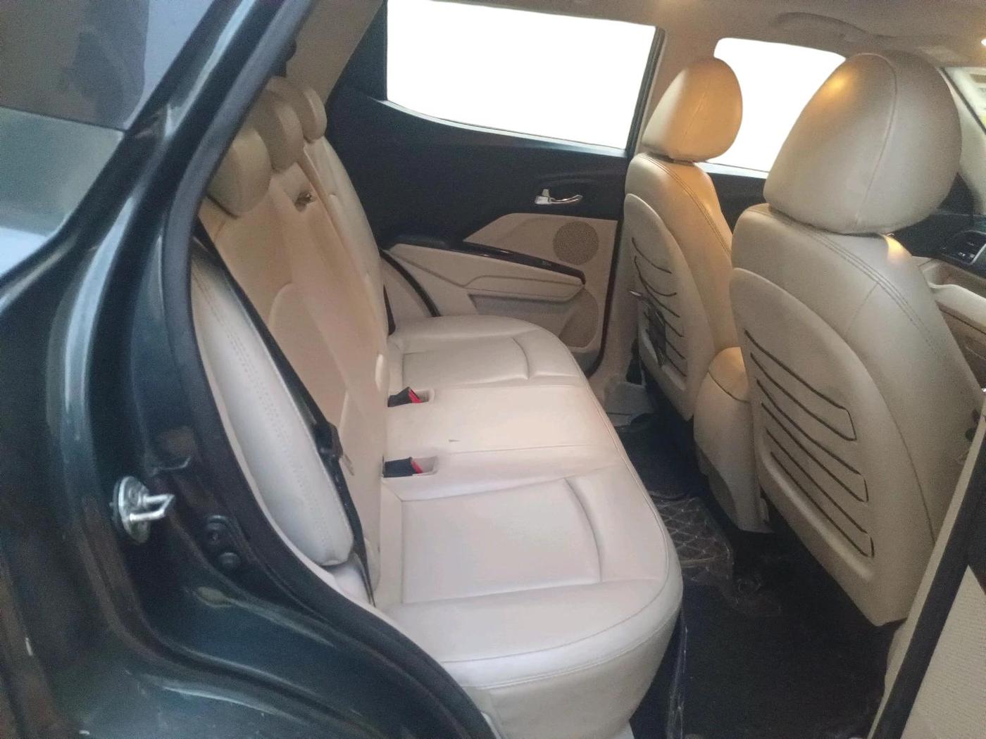 2022 Mahindra XUV300 W8 (O) 1.2 PETROL AMT, Petrol, Automatic, 41,731 km, interior