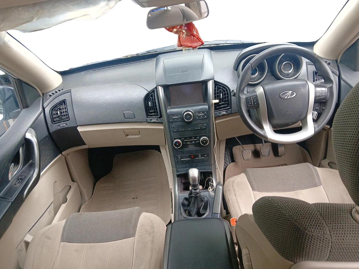 2017 Mahindra XUV500 W6 1.99, Diesel, Manual, 46,727 km, interior