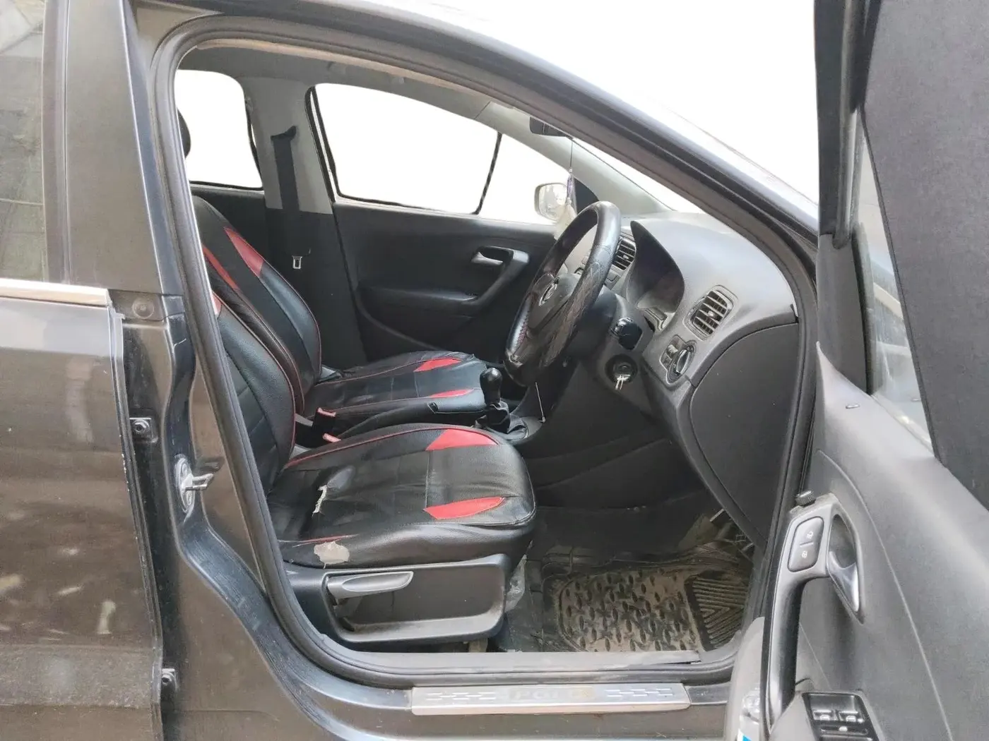 2014 Volkswagen Polo COMFORTLINE 1.2L PETROL, Petrol, Manual, 1,07,953 km, interior
