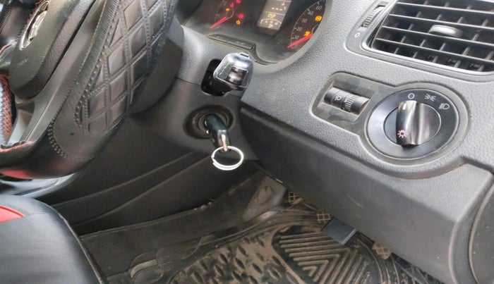 2014 Volkswagen Polo COMFORTLINE 1.2L PETROL, Petrol, Manual, 1,07,953 km, interior