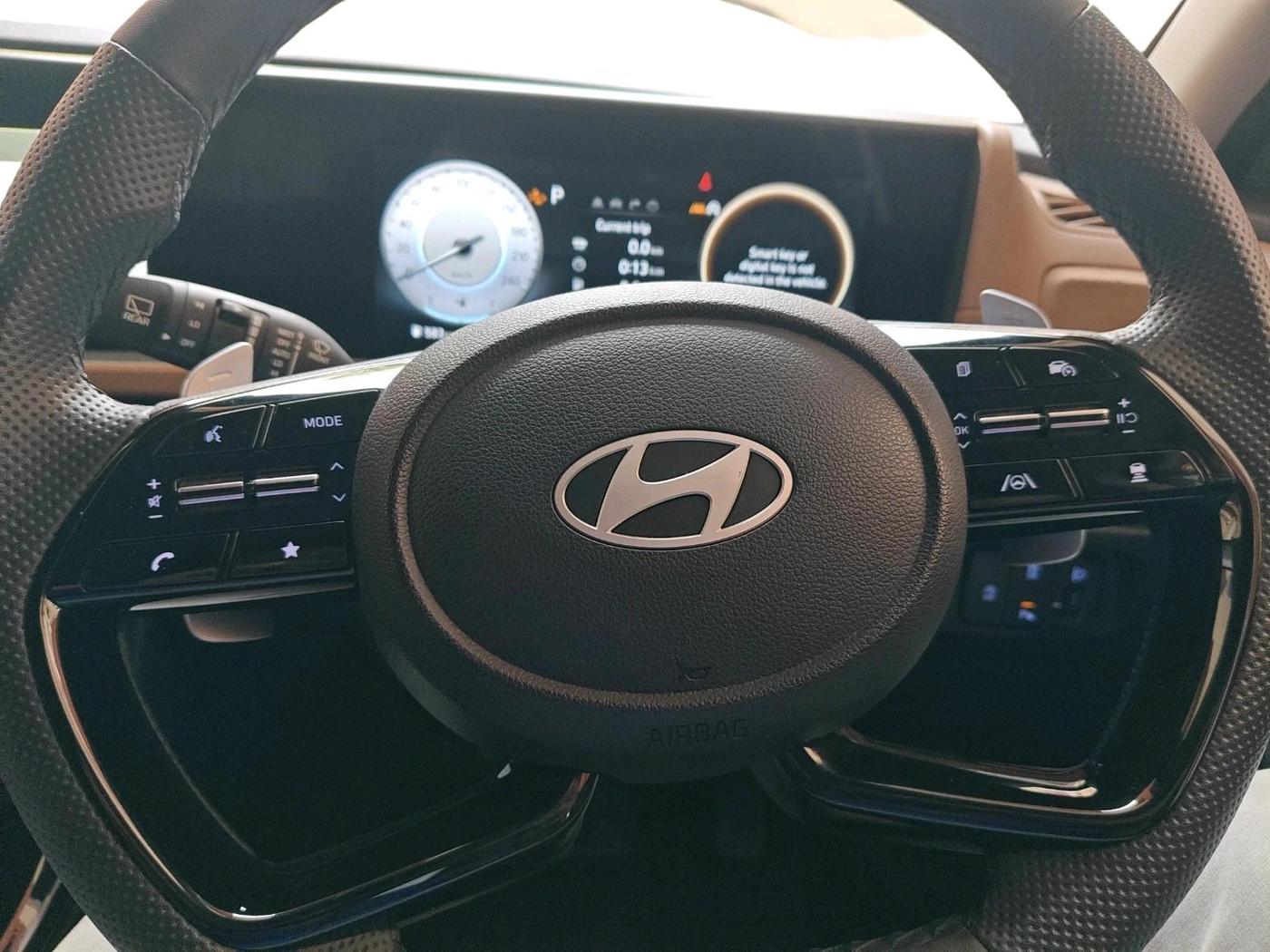 2025 Hyundai ALCAZAR Signature 6 STR 1.5 Turbo GDi Petrol DCT, Petrol, Automatic, 23,493 km, interior