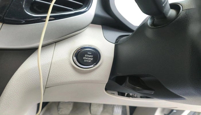 2020 Mahindra XUV300 W8 (O) 1.2 PETROL, Petrol, Manual, 40,751 km, interior