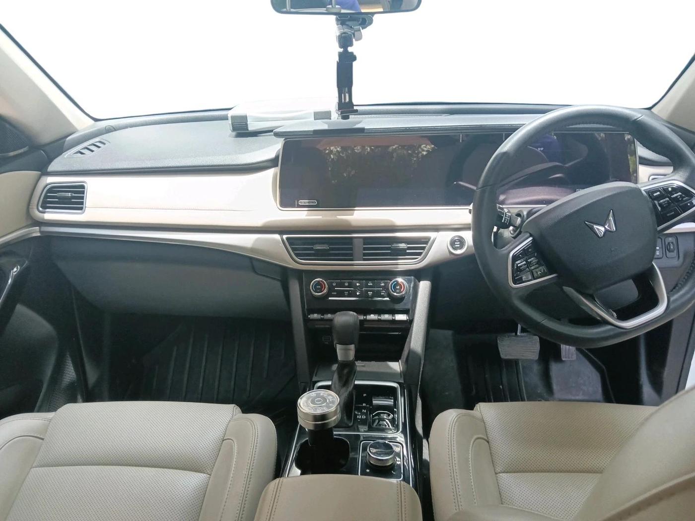 2023 Mahindra XUV700 AX 7 LUXURY D AWD AT 7 STR, Diesel, Automatic, 25,761 km, interior