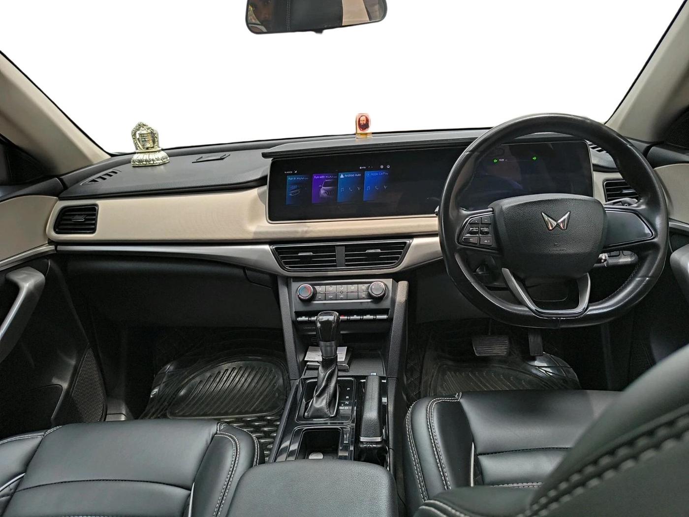 2022 Mahindra XUV700 AX 3 P AT 5 STR, Petrol, Automatic, 78,069 km, interior