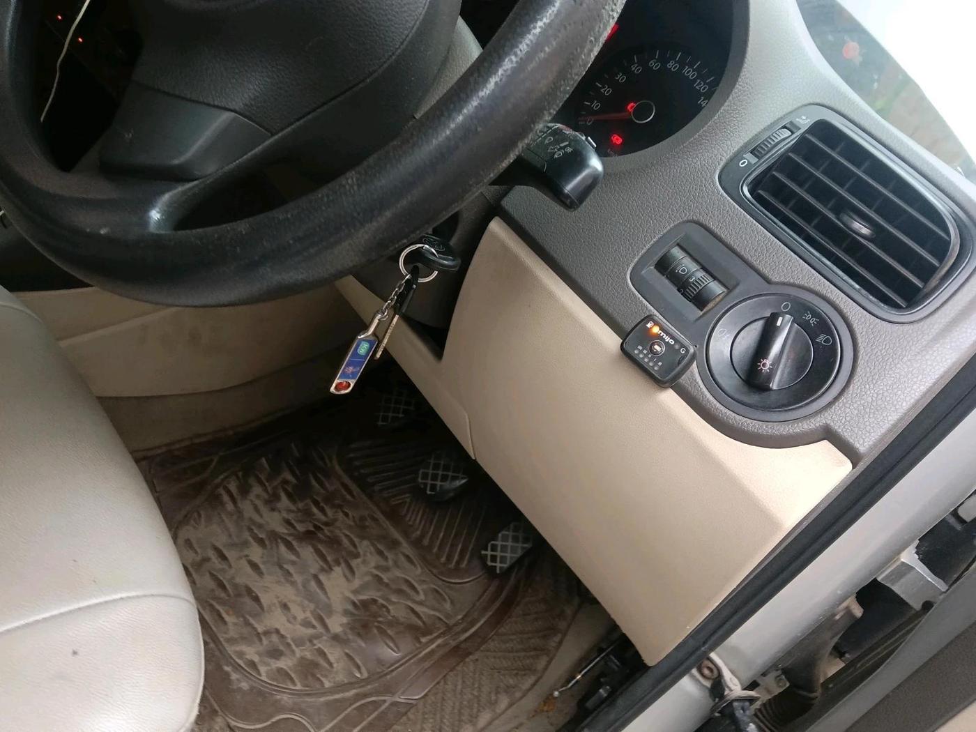 2011 Volkswagen Vento TRENDLINE 1.6, CNG, Manual, 1,19,665 km, interior