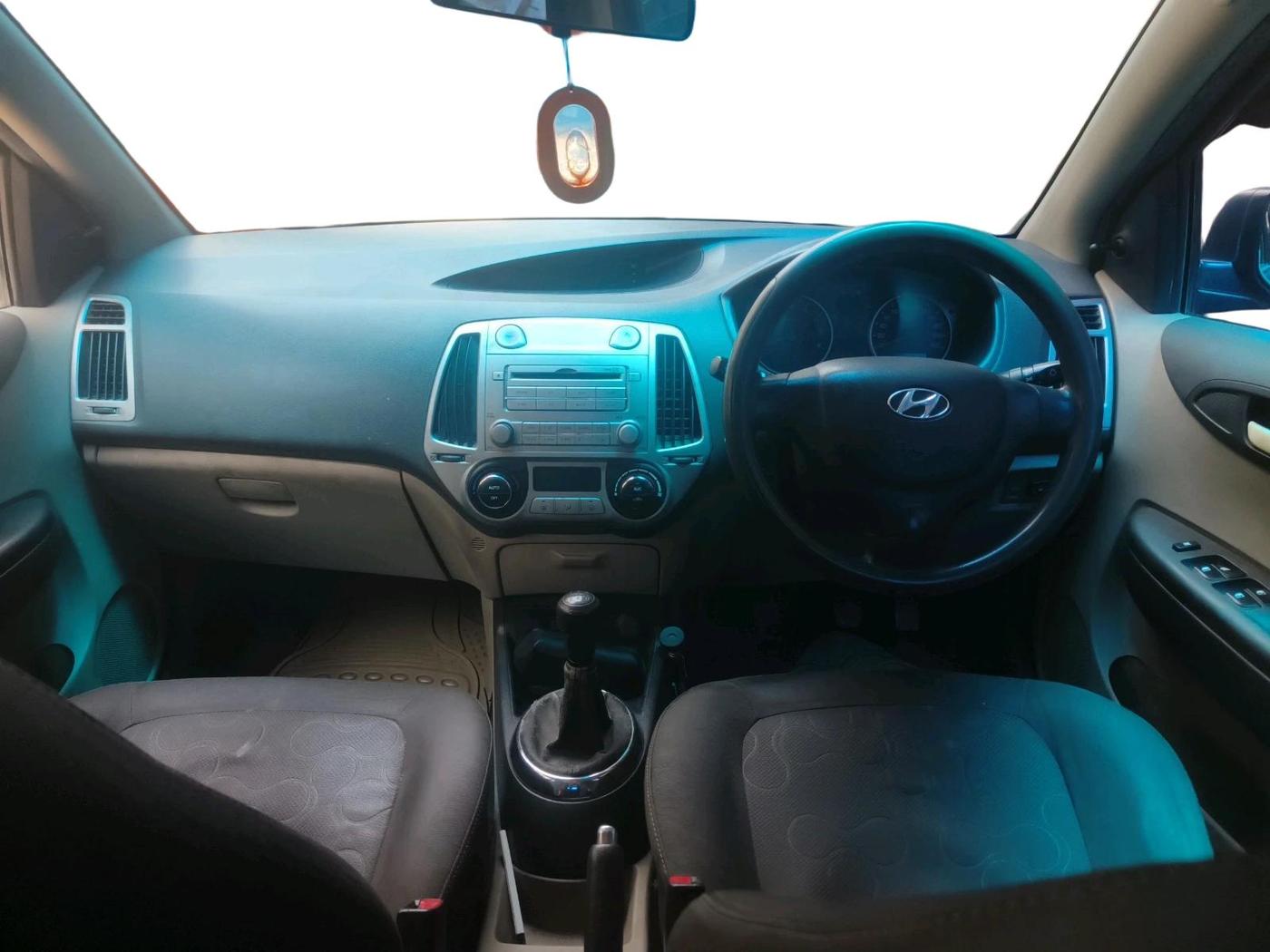 2011 Hyundai i20 MAGNA 1.2, CNG, Manual, 2,65,138 km, interior