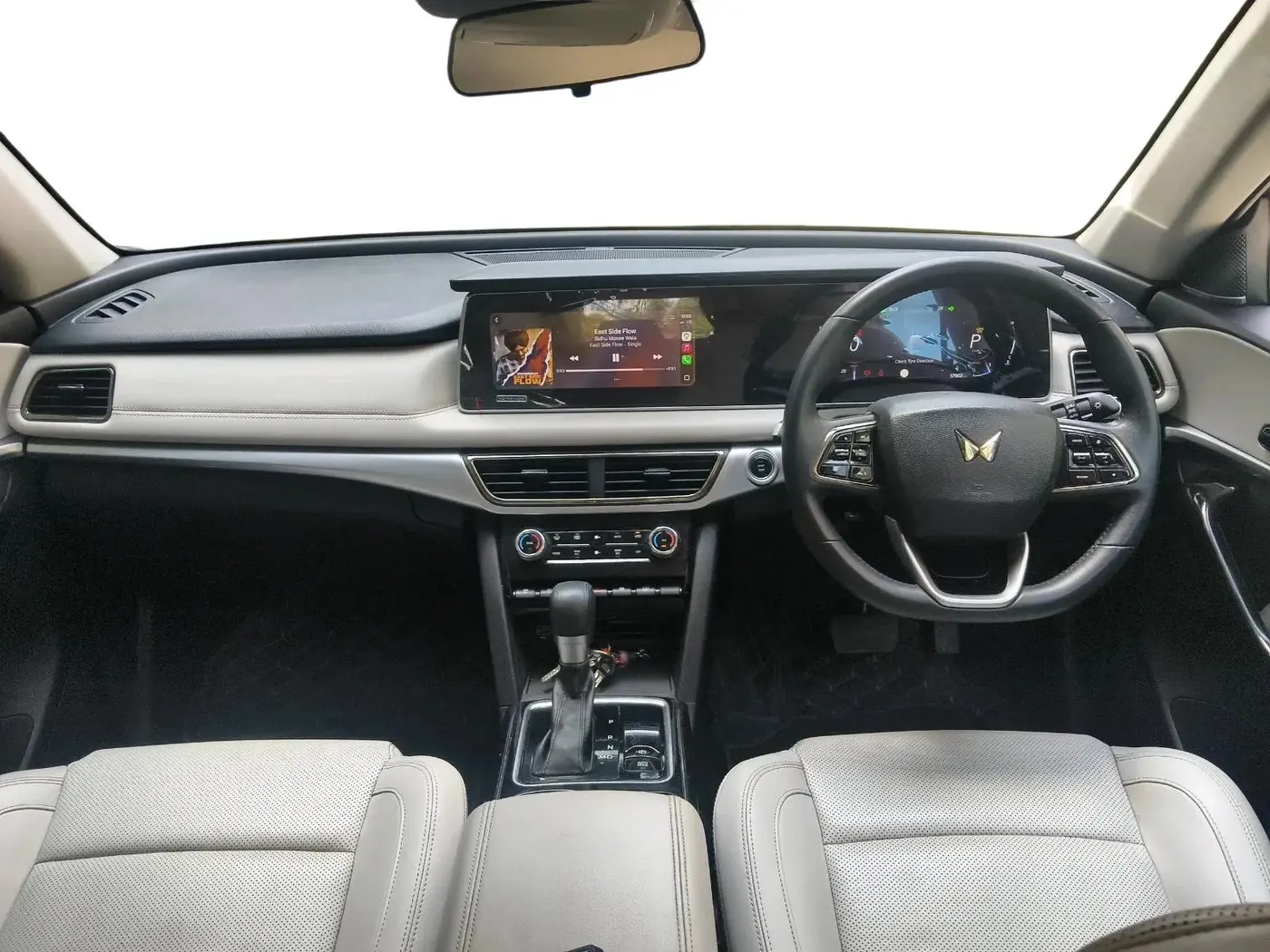 2024 Mahindra XUV700 AX 7 LUXURY P AT 7 STR, Petrol, Automatic, 37,902 km, interior