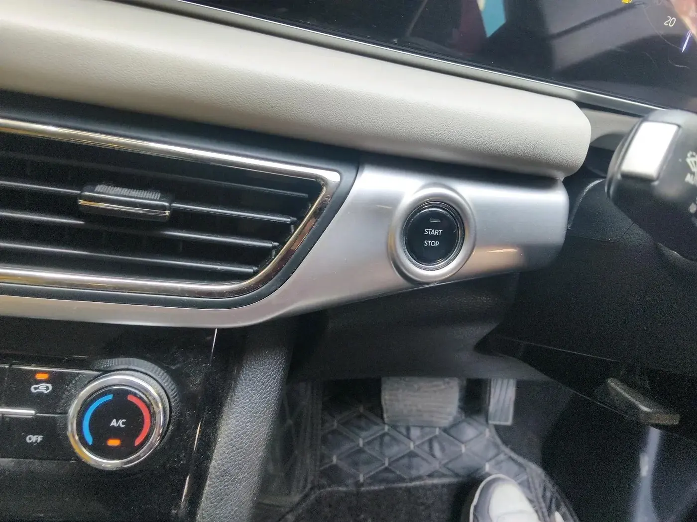 2024 Mahindra XUV700 AX 7 LUXURY P AT 7 STR, Petrol, Automatic, 37,902 km, interior