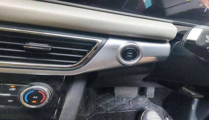 2024 Mahindra XUV700 AX 7 LUXURY P AT 7 STR, Petrol, Automatic, 37,902 km, interior