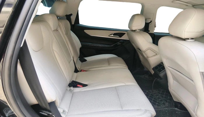2024 Mahindra XUV700 AX 7 LUXURY P AT 7 STR, Petrol, Automatic, 37,902 km, interior