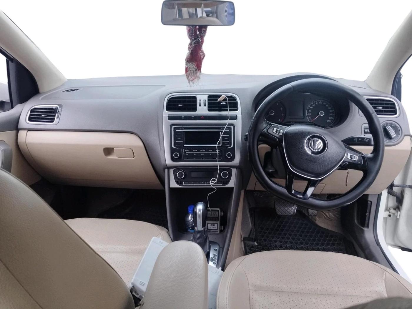 2015 Volkswagen Vento HIGHLINE PETROL AT, Petrol, Automatic, 1,33,554 km, interior