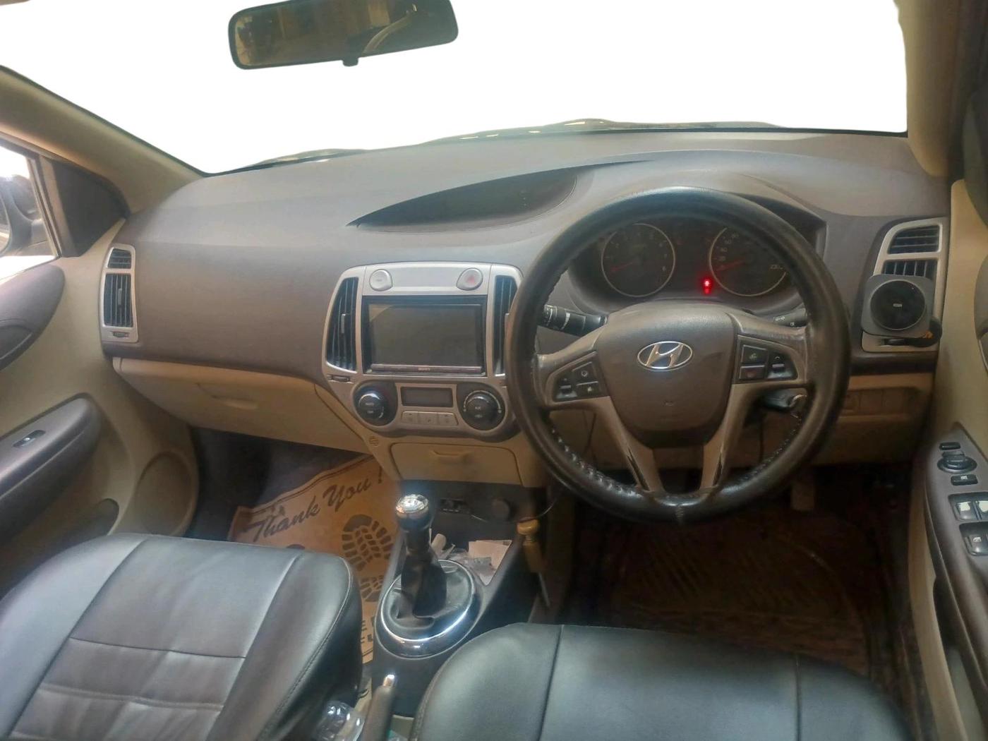 2011 Hyundai i20 SPORTZ 1.2, Petrol, Manual, 1,04,543 km, interior