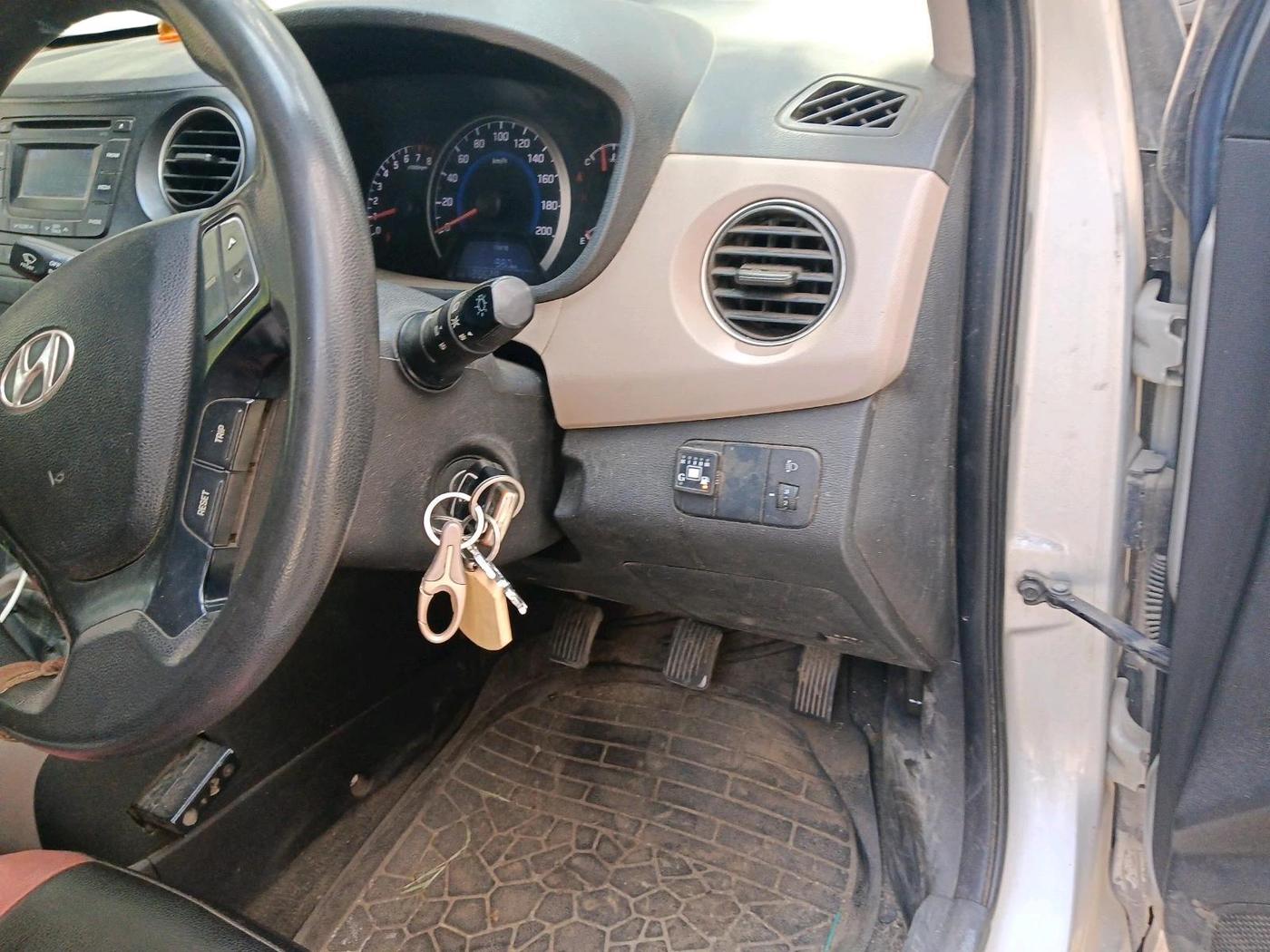 2015 Hyundai Grand i10 SPORTZ 1.2 KAPPA VTVT, CNG, Manual, 1,26,629 km, interior