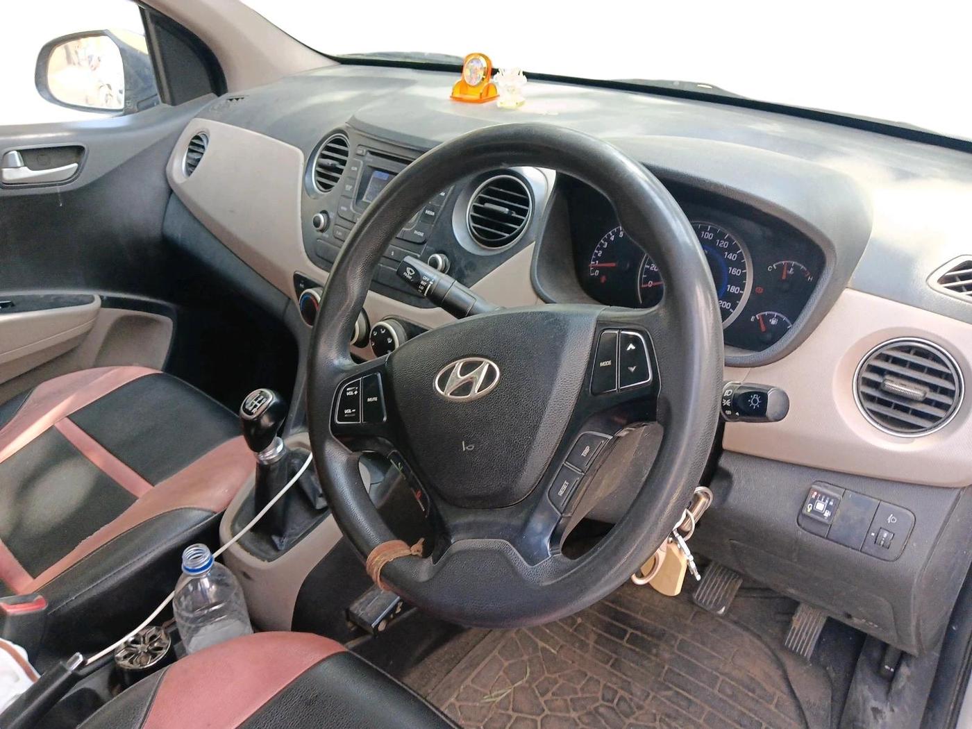 2015 Hyundai Grand i10 SPORTZ 1.2 KAPPA VTVT, CNG, Manual, 1,26,629 km, interior