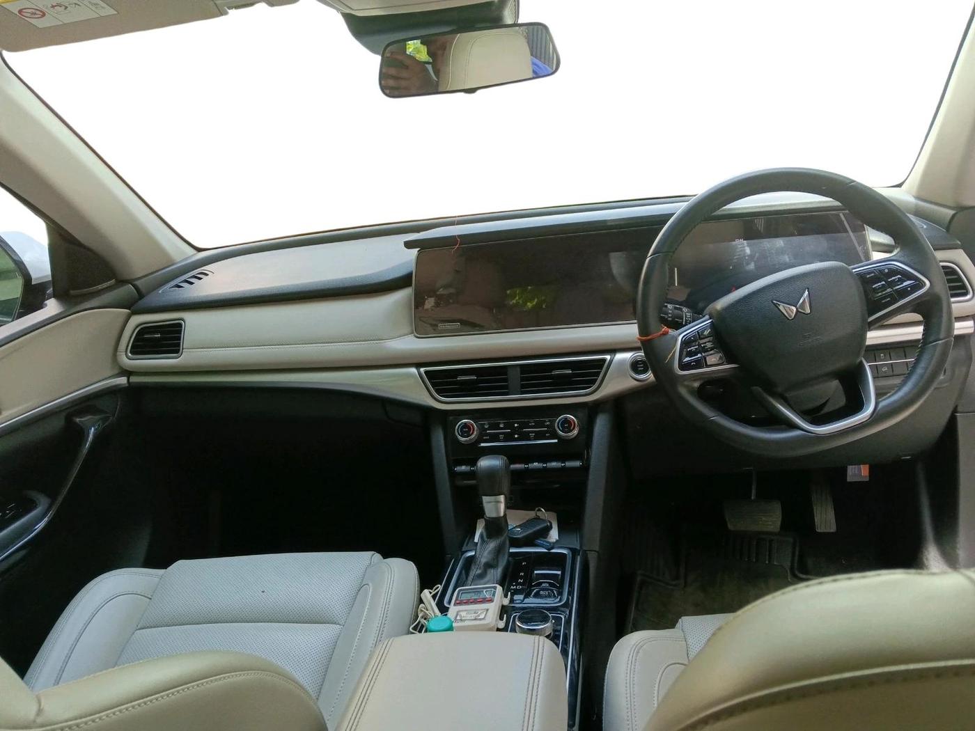 2022 Mahindra XUV700 AX 7 LUXURY P AT 7 STR, Petrol, Automatic, 40,739 km, interior