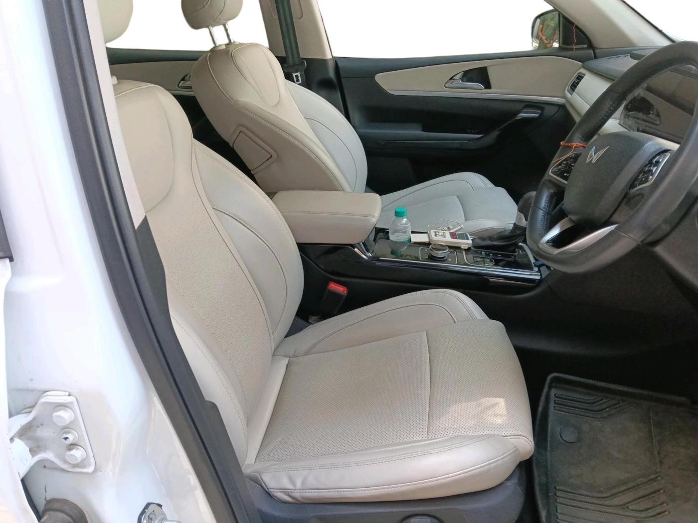 2022 Mahindra XUV700 AX 7 LUXURY P AT 7 STR, Petrol, Automatic, 40,739 km, interior
