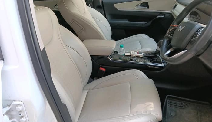 2022 Mahindra XUV700 AX 7 LUXURY P AT 7 STR, Petrol, Automatic, 40,739 km, interior