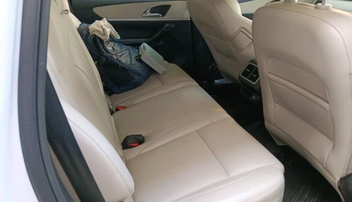 2022 Mahindra XUV700 AX 7 LUXURY P AT 7 STR, Petrol, Automatic, 40,739 km, interior