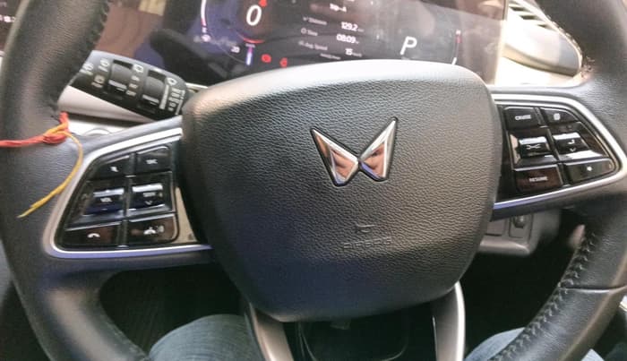 2022 Mahindra XUV700 AX 7 LUXURY P AT 7 STR, Petrol, Automatic, 40,739 km, interior