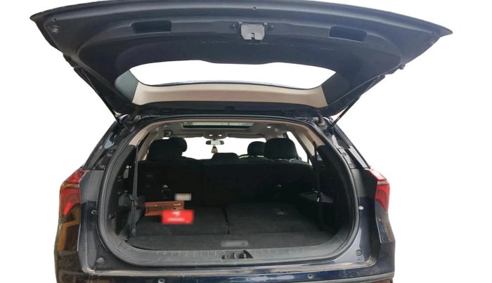 2022 Mahindra XUV700 AX 5 D MT 5 STR, Diesel, Manual, 60,735 km, exterior