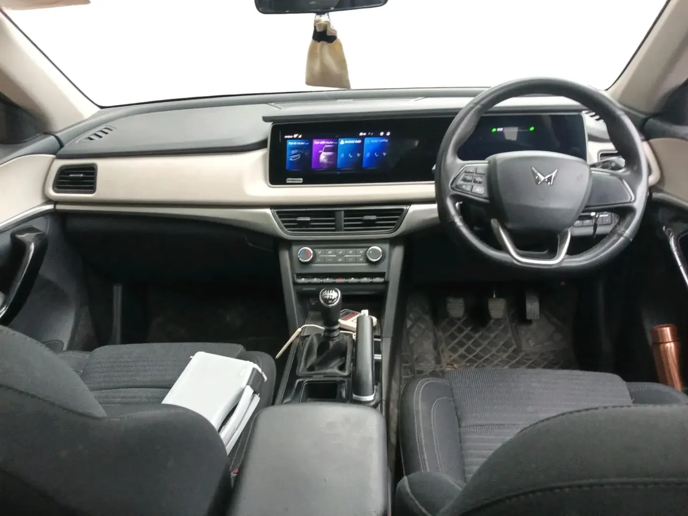 2022 Mahindra XUV700 AX 5 D MT 5 STR, Diesel, Manual, 60,735 km, interior