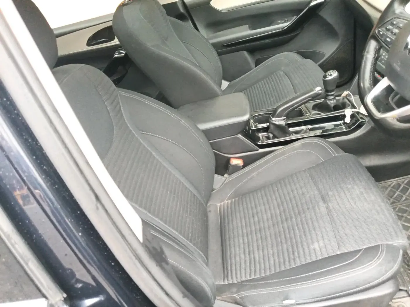 2022 Mahindra XUV700 AX 5 D MT 5 STR, Diesel, Manual, 60,735 km, interior