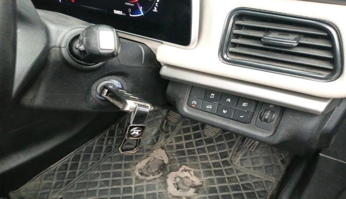 2022 Mahindra XUV700 AX 5 D MT 5 STR, Diesel, Manual, 60,735 km, interior