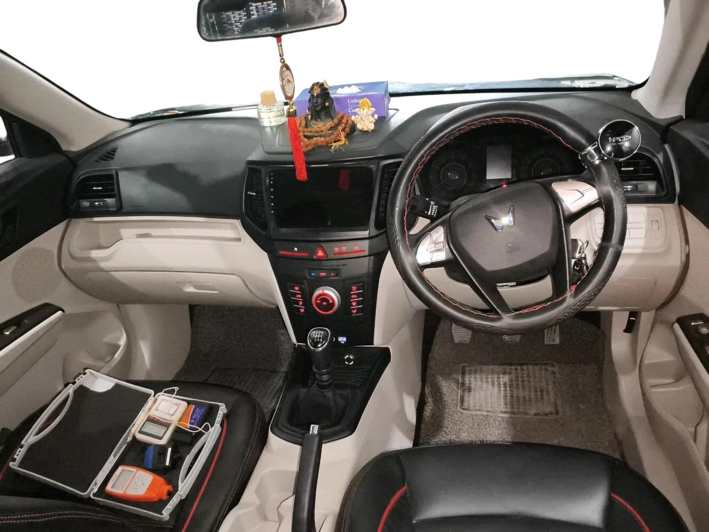 2023 Mahindra XUV300 W6 1.2 PETROL, Petrol, Manual, 7,856 km, interior