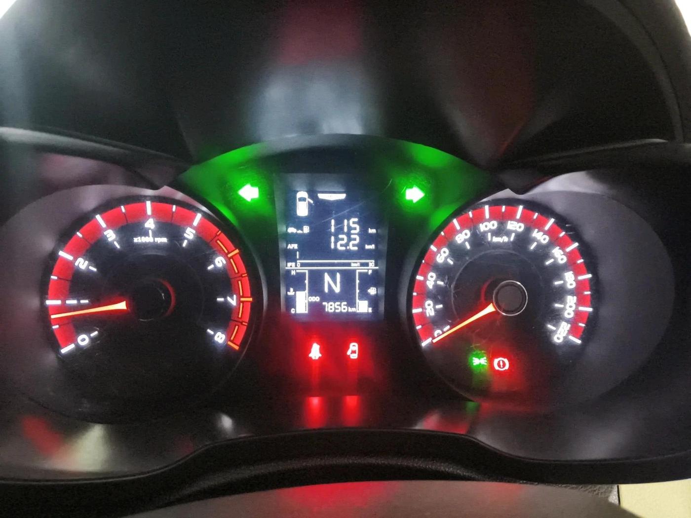 2023 Mahindra XUV300 W6 1.2 PETROL, Petrol, Manual, 7,856 km, interior