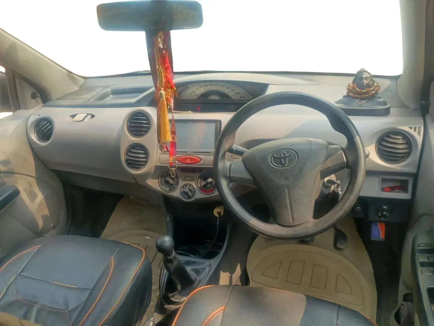 2011 Toyota Etios Liva G, Petrol, Manual, 1,15,403 km, interior
