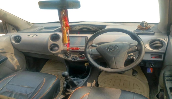 2011 Toyota Etios Liva G, Petrol, Manual, 1,15,403 km, interior