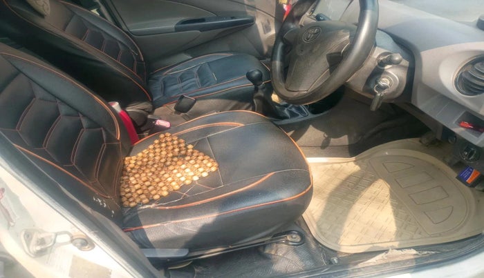 2011 Toyota Etios Liva G, Petrol, Manual, 1,15,403 km, interior