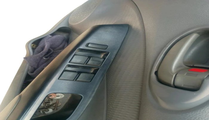 2011 Toyota Etios Liva G, Petrol, Manual, 1,15,403 km, interior