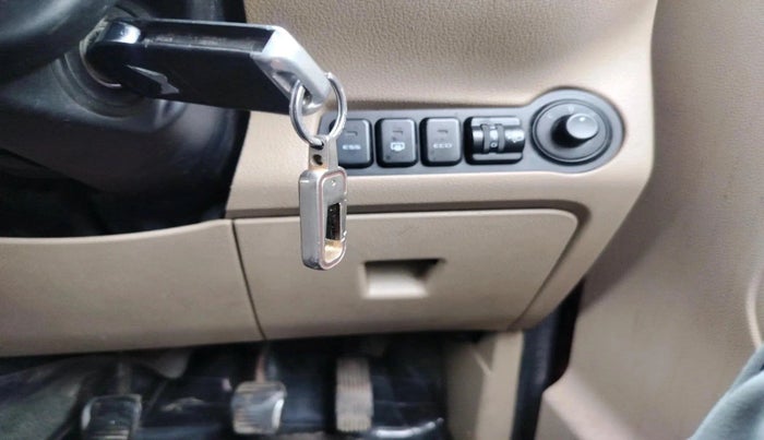 2017 Mahindra TUV300 T8 DUAL TONE, Diesel, Manual, 1,32,408 km, interior