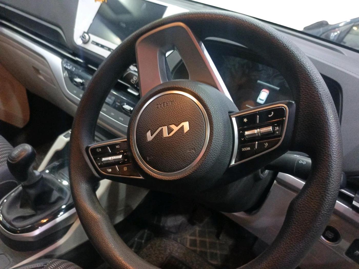 2023 KIA CARENS PRESTIGE PLUS 1.4 PETROL 7 STR, Petrol, Manual, 7,405 km, interior